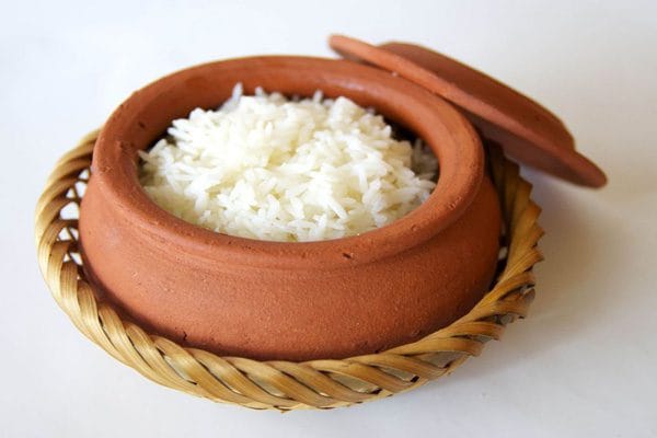 Thố cơm được múc cơm vào cơm niêu mũi né múc cơm bỏ vào