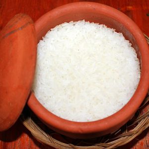 Thố cơm nấu từ gạo của Cơm Niêu Quán Việt
